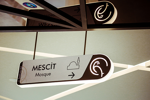 aluminum illuminated suspended directional sign	