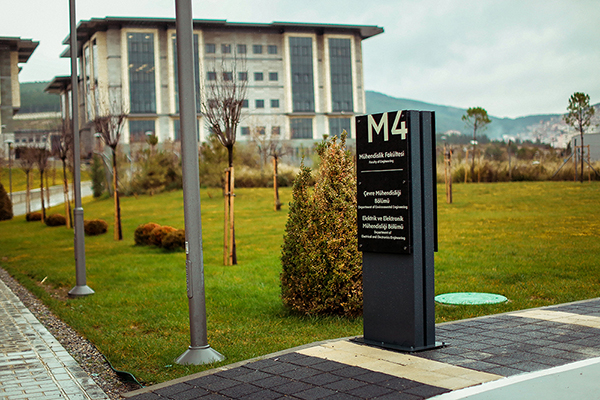 Alüminyum Yönlendirme Pilon Totem Tabela, Üniversite Peyzaj Yönlendirme, Marmara Üniversitesi