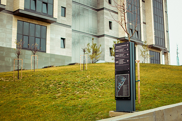 Alüminyum Yönlendirme Pilon Totem Tabela, Üniversite Peyzaj Yönlendirme, Marmara Üniversitesi