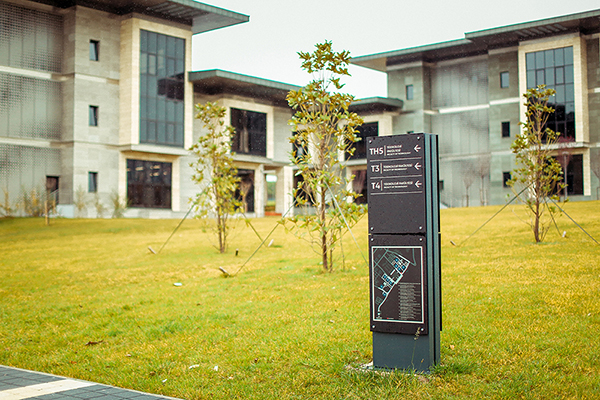 Alüminyum Yönlendirme Pilon Totem Tabela, Üniversite Peyzaj Yönlendirme, Marmara Üniversitesi