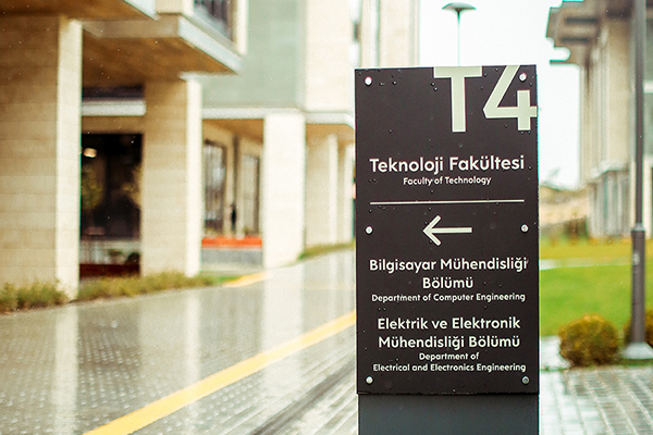 Alüminyum Yönlendirme Pilon Totem Tabela, Üniversite Peyzaj Yönlendirme, Marmara Üniversitesi