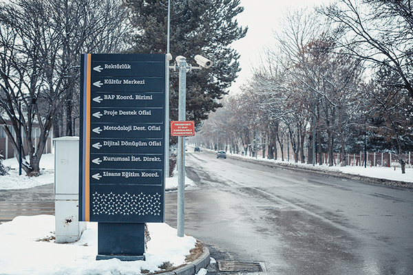 Bahçe Peyzaj Dış Mekan Alüminyum Totem Yönlendirme, Erzurum Atatürk Üniversitesi