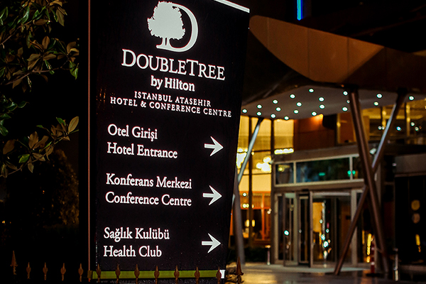 Işıklı Alüminyum Totem Tabela, Otel Yönlendirme Totem Tabelası, Hilton Doubletree