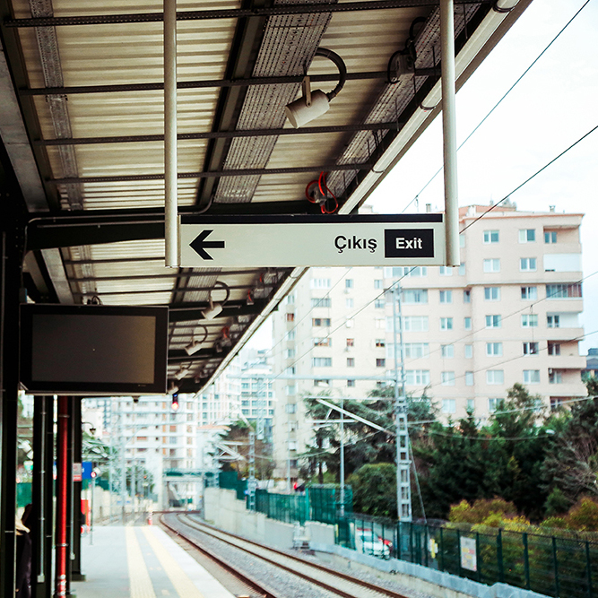 Tren İstasyon Tabelası - Alüminyum Askılı Yönlendirme Tabelası - Marmaray İstasyon Tabelaları